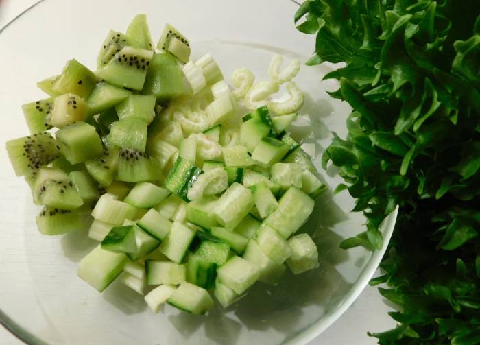 Зелёный салат с киви и мандарином