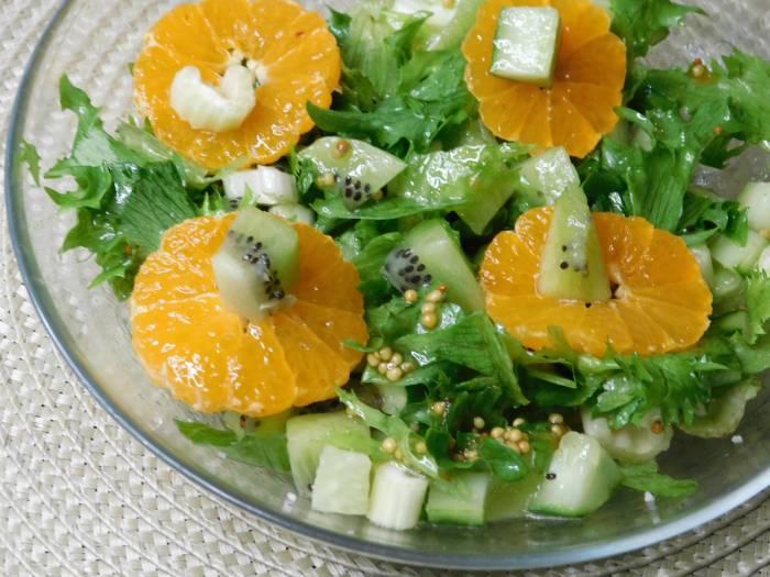 Зелёный салат с киви и мандарином